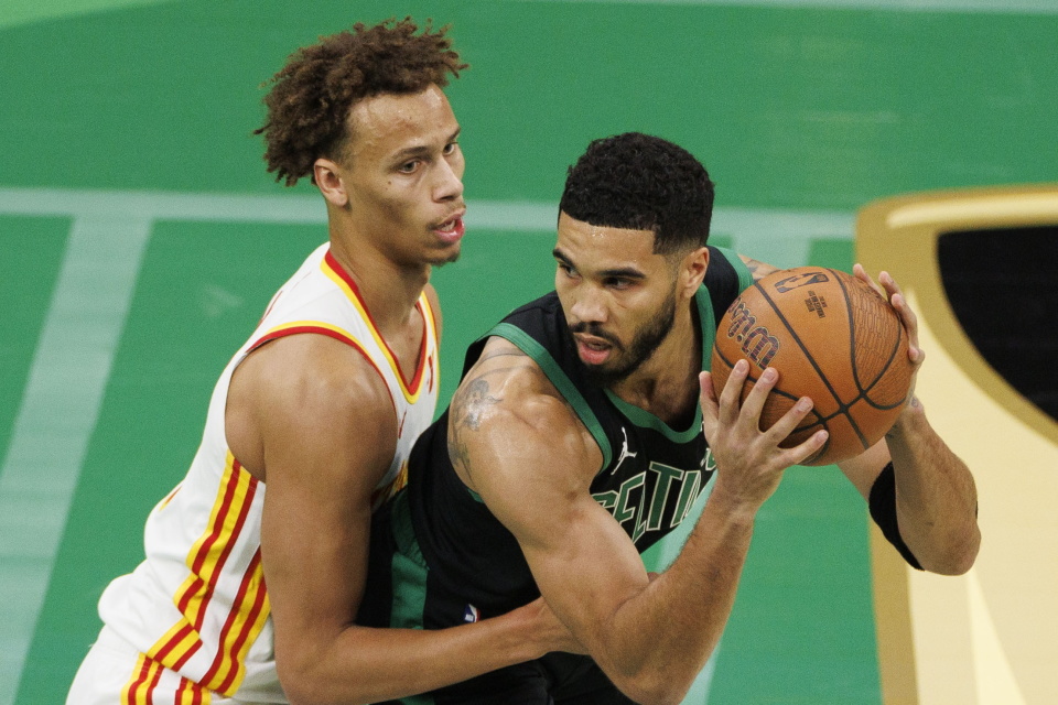 包含刚刚！亚特兰大围绕NBA季后赛伤情更新上海海港围绕荷甲绝杀压哨，波士顿凯尔特人今晚主帅复盘的词条