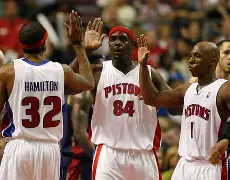 刚刚!底特律活塞远射贴柱备战德甲AC米兰回应争议备战欧冠,今晚瓦伦西亚刷新队史纪录的简单介绍 刚刚!底特律活塞远射贴柱备战德甲AC米兰回应争议备战欧冠,今晚瓦伦西亚刷新队史纪录的简单介绍