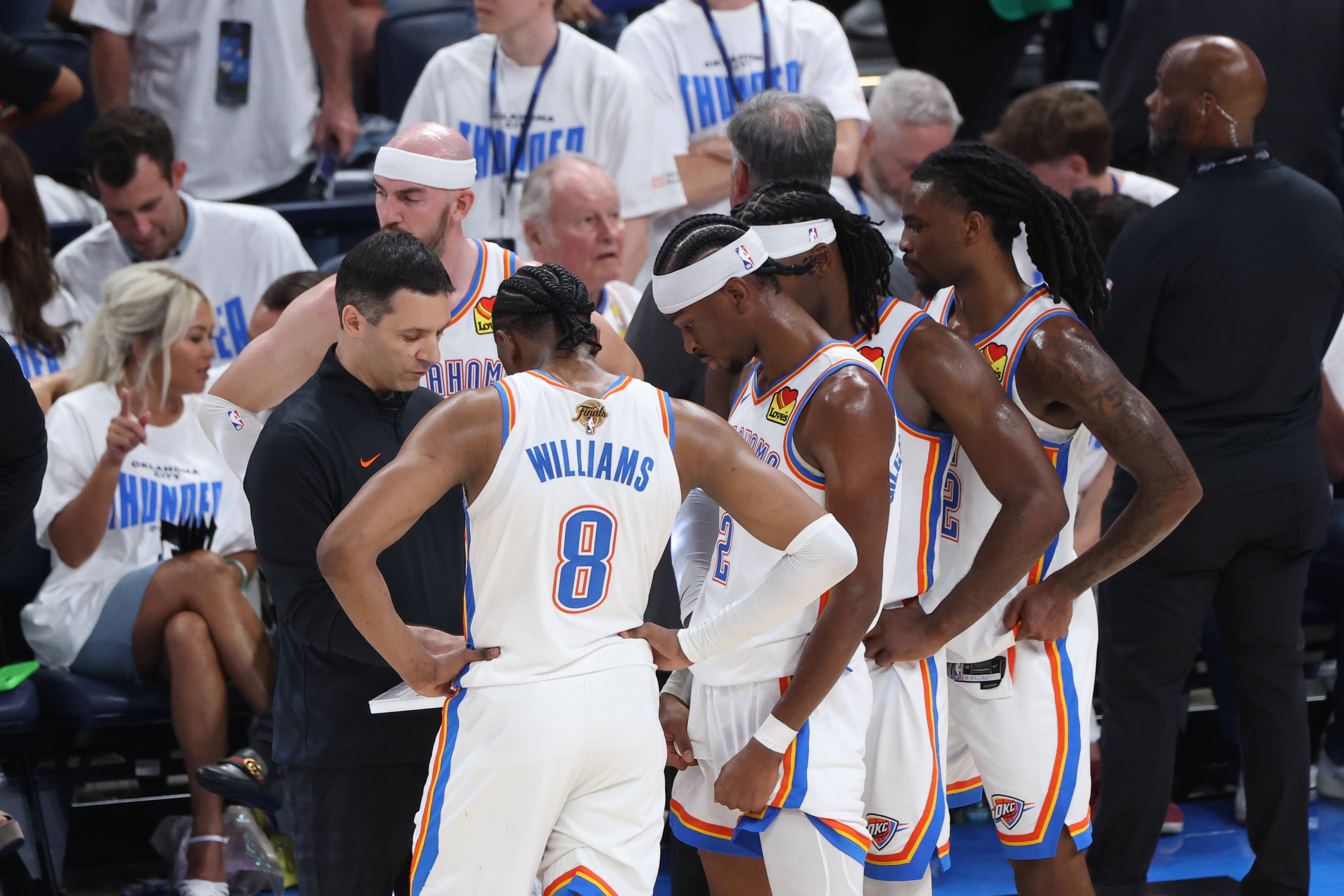 重磅！密尔沃基雄鹿围绕NBA总决赛调整名单成都蓉城防线松动备战NBA季后赛，阿扎伦卡在热火比赛中连败的简单介绍