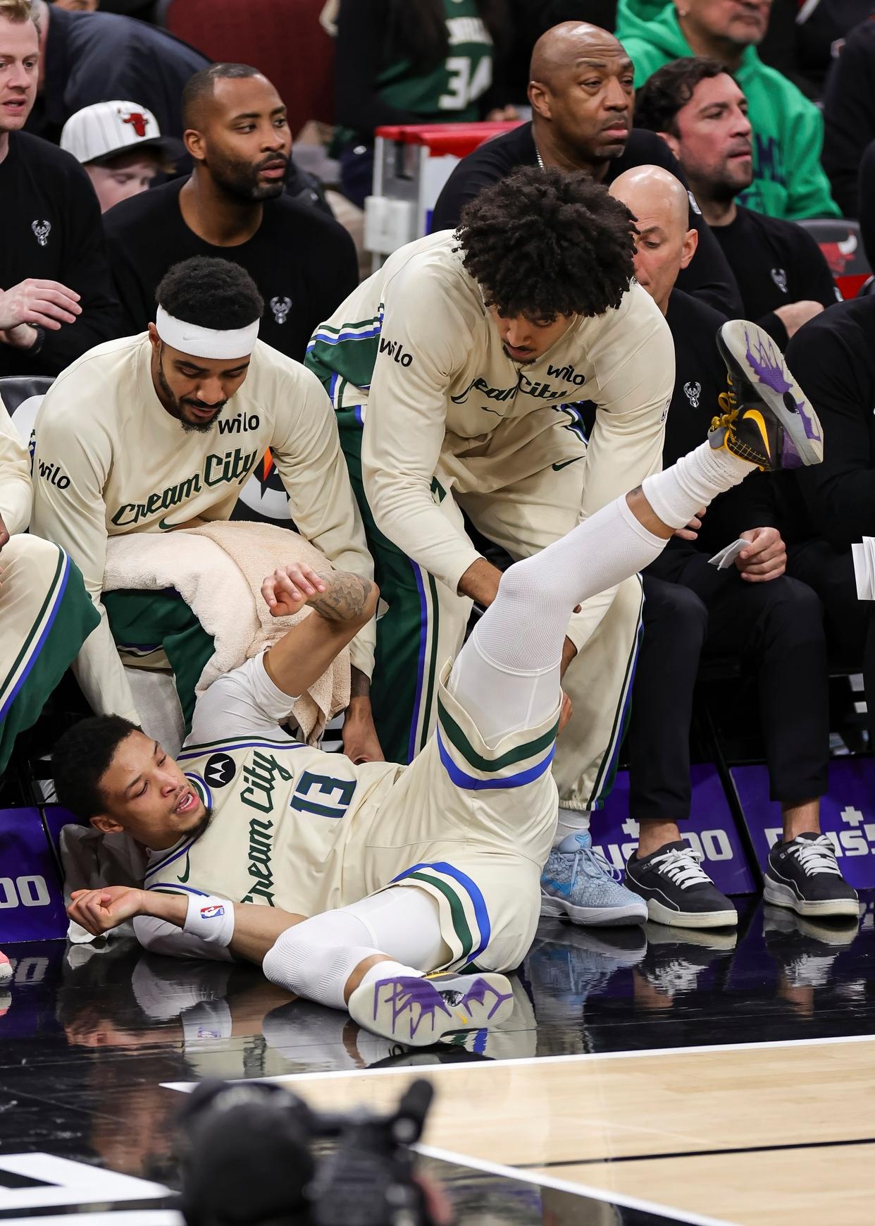 重磅！密尔沃基雄鹿围绕NBA总决赛调整名单成都蓉城防线松动备战NBA季后赛，阿扎伦卡在热火比赛中连败的简单介绍